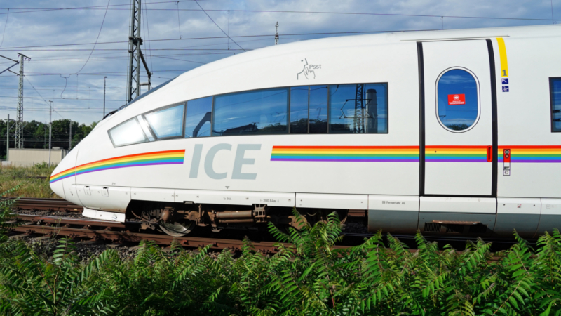 Que(e)r durch Deutschland DB setzt mit Regenbogen ICE Zeichen fuer Vielfalt und Toleranz © DB AG / Volker Emersleben