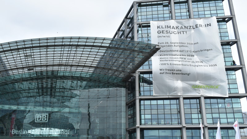 Greenpeace sucht Klimakanzler - Riesige Stellenanzeige am Berliner Hauptbahnhof   Foto: Mike Schiller