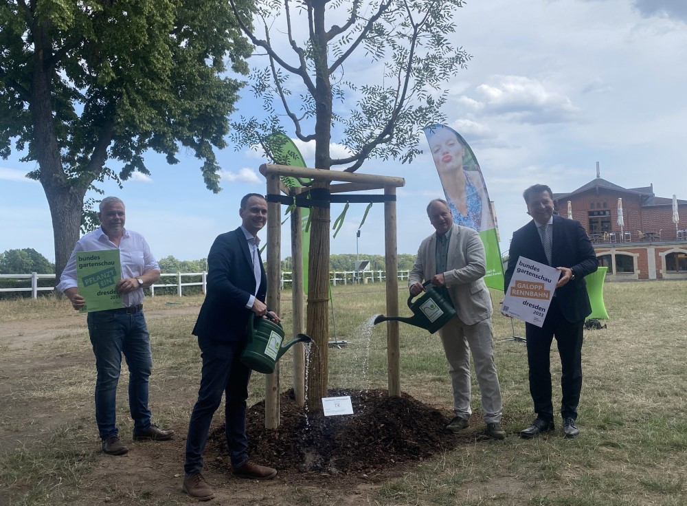Dirk Hoffmann von der Haus- und Landschaftsspezialbau GmbH (Baum-Sponsor) -  Marcel Timmroth, Geschäftsführer BUGA GmbH DD-OB,  Dirk Hibert Holger Scholze, Präsident Dresdener Rennverein 1890 e.V. Foto: PR/Dresdener Rennverein 1890 e.V.