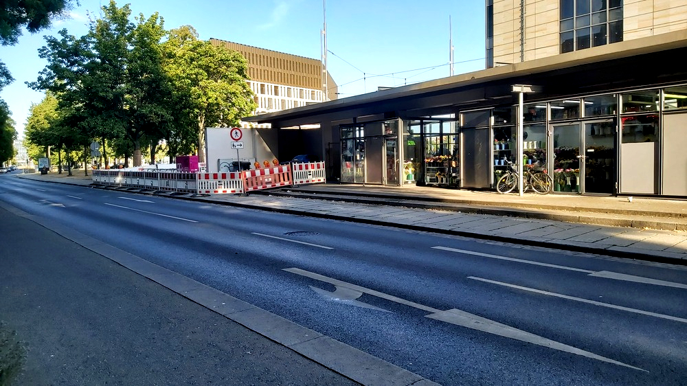 Die Zentralhaltestelle Prager Straße auf dem Dr.-Külz-Ring in der Dresdner Altstadt wird instandgesetzt. Foto: MeiDresden.de