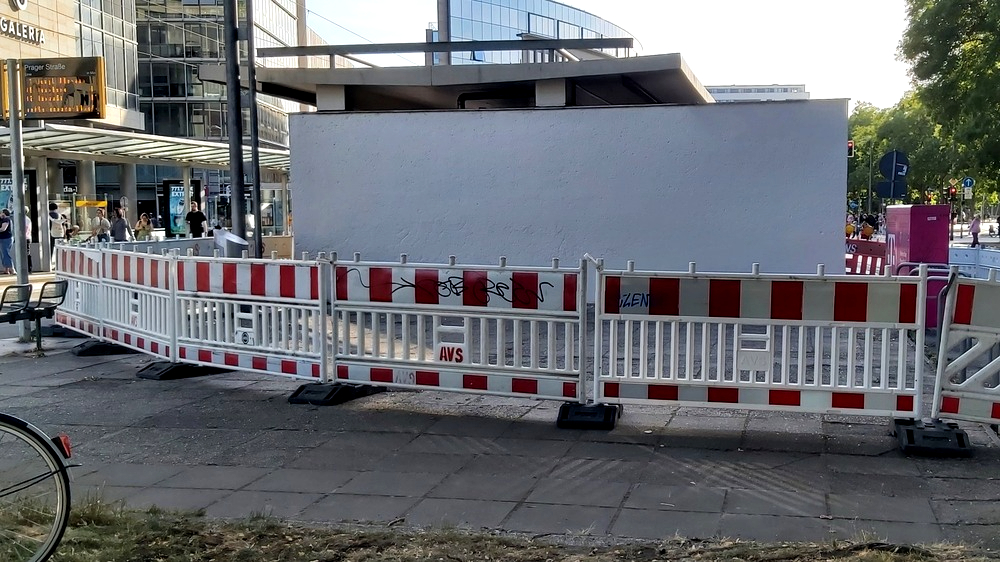 Die Malerarbeiten am Haltestellengebäude  wurden bereits abgeschlossen. Foto: MeiDresden.de