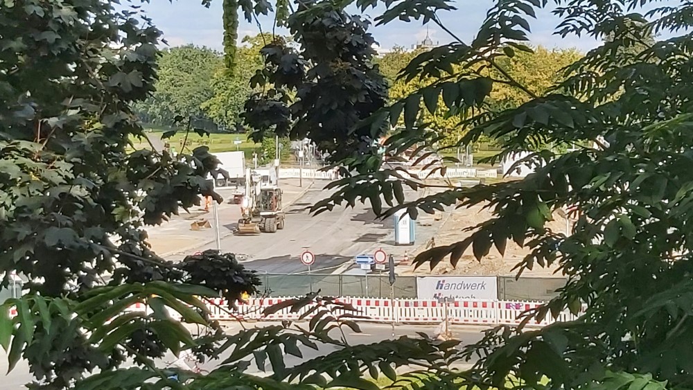 Auch am Terrassenufer liegen die Instandsetzungsarbeiten in den letzten Zügen. Foto: MeiDresden.de