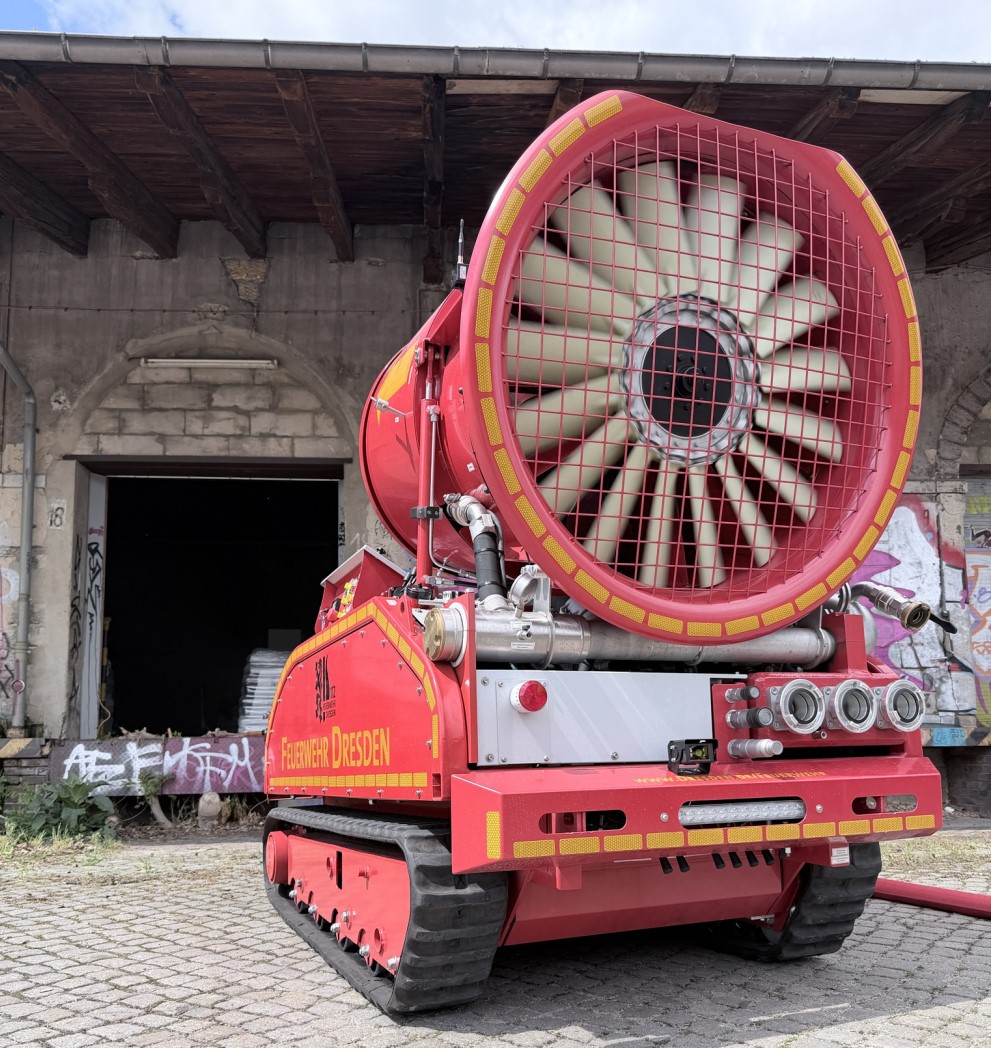 © Feuerwehr Dresden   -   Um die große Lagerhalle vom Brandrauch zu befreien, kommt das Löschunterstützungsfahrzeug (LUF) der Feuer- und Rettungswache Striesen zum Einsatz.