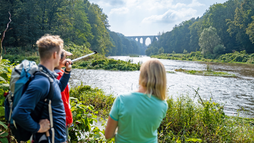 Das Göhrener Viadukt im Hintergrund gehört zu den imposantesten deutschen Brückenbauten aus der Frühzeit des Eisenbahnbaus. Heute führt die Bahnlinie Chemnitz-Leipzig über die Brücke. Foto: DJD/Tourismusverband Chemnitz Zwickau Region/Oliver Göhler