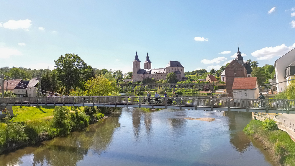 Vom Muldetalradweg geht der Blick auf den historischen Stadtkern von Rochlitz und auf Schloss Rochlitz. Foto: DJD/Tourismusverband Chemnitz Zwickau Region/Oliver Göhler