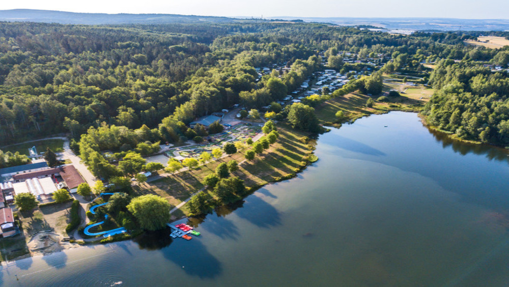 Der 16 Hektar große Stausee Oberwald entstand aus einem ehemaligen Nickeltagebaugebiet. Am Stausee befindet sich ein weitläufiger 4-Sterne-Superior-Campingplatz. Foto: DJD/Tourismusverband Chemnitz Zwickau Region/Oliver Göhler