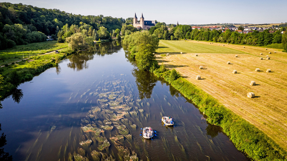 Aktiv auf dem Wasser: Mit dem Schlauchboot unterwegs auf der Zwickauer Mulde mit Blick auf Schloss Rochlitz. Foto: DJD/Tourismusverband Chemnitz Zwickau Region/BUR Werbeagentur