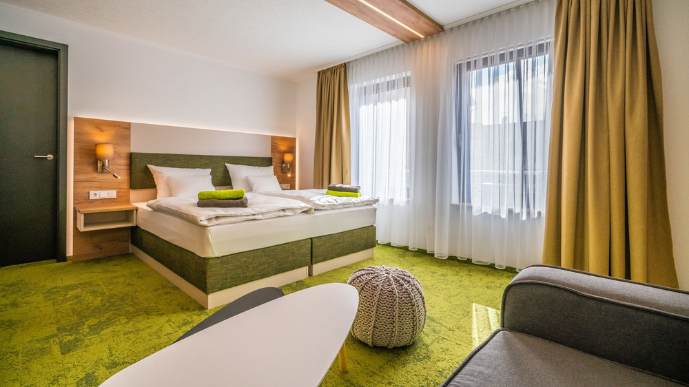 Die familiengeführte Hotel-Pension Treppengasse in Altenburg ist ein modernes Zuhause auf Zeit für die ganze Familie. Man übernachtet ruhig und doch mitten in der Altstadt. Foto: DJD/Tourismusverband Altenburger Land/ABGedreht_production