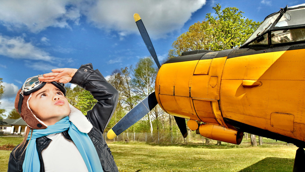 In der Flugwelt Altenburg-Nobitz gibt es Luftfahrtgeschichte zum Anfassen – mit historischen Flugzeugen, Hubschraubern und begehbaren Cockpits, in denen die Faszination des Fliegens hautnah erlebbar wird. Foto: DJD/Tourismusverband Altenburger Land/Andy Drabek