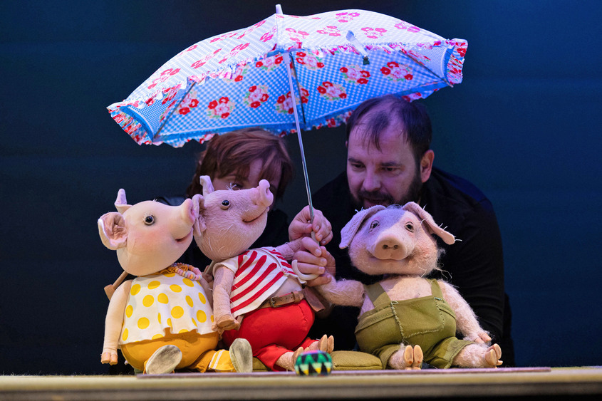 Zilli, Billi und Willi mit der Puppenspielerin Steffi König und dem Puppenspieler Tobias Weishaupt: Das Stück des Theaters Altenburg Gera begeistert Kinder ab vier Jahren. Foto: DJD/Tourismusverband Altenburger Land/Ronny Ristok