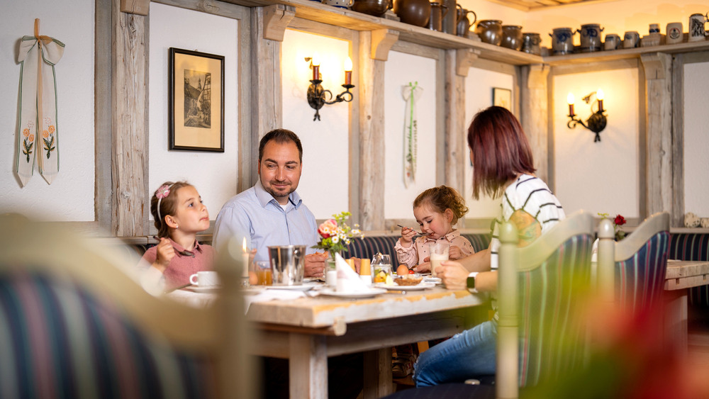 Im Hotel & Restaurant „Reussischer Hof“ in Schmölln fühlt sich die ganze Familie wohl. Durch die zentrale Lage ist das Haus ein idealer Ausgangsort für Erlebnisse in Schmölln und im Altenburger Land. Foto: DJD/Tourismusverband Altenburger Land/Hotel Reussischer Hof/ad hoc CC0