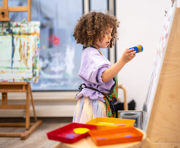 Früh übt sich: In den „studioWerkstätten“ des Kunstmuseums Lindenau-Museum Altenburg können auch kleine Künstlerinnen und Künstler kreativ werden. Foto: DJD/Tourismusverband Altenburger Land/Philipp Hort