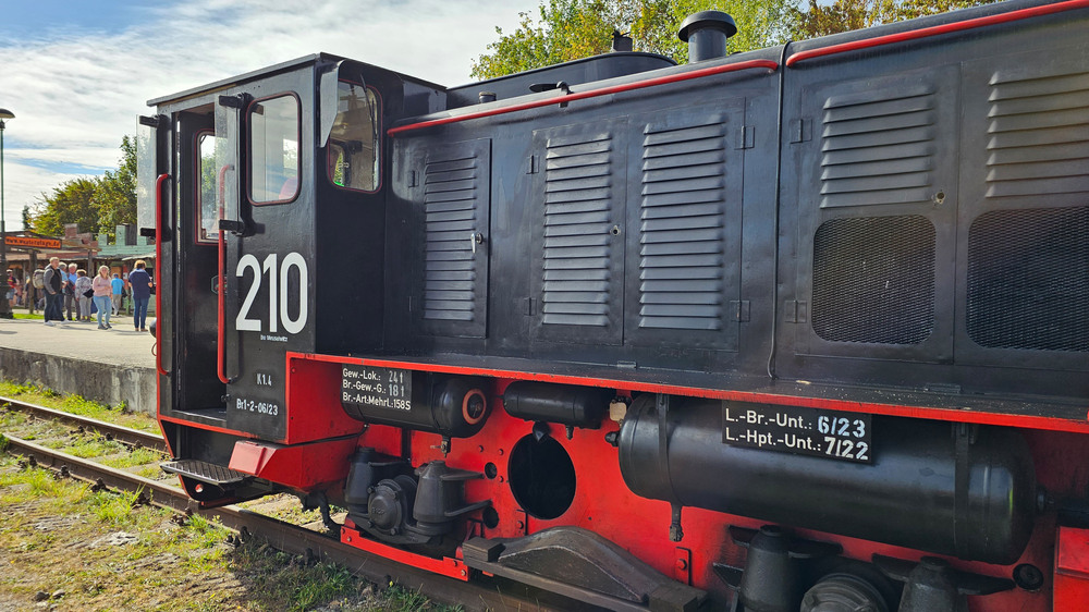 In den Sommermonaten fährt die Kohlebahn Meuselwitz jeden Sonntag, auf dem Museumsbahnhof stehen Loks aus vergangenen Zeiten. Foto: DJD/Tourismusverband Altenburger Land/Lana Hessenauer
