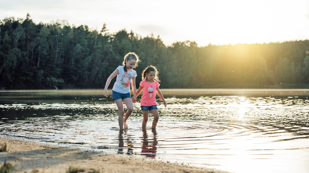 Wasserfreuden für die ganze Familie: Im idyllisch gelegenen Erholungspark Pahna mit dem See dreht sich vieles um das nasse Element. Foto: DJD/Tourismusverband Altenburger Land/Marcel Hofmann