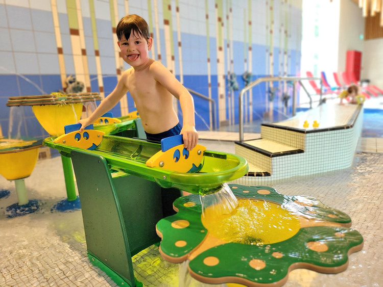 Für Kinder gibt es wohl kaum etwas Schöneres als „Wasserspiele“. Die passenden Spielgeräte stehen im Freizeitbad Tatami. Foto: DJD/Tourismusverband Altenburger Land/Severin Kühnast