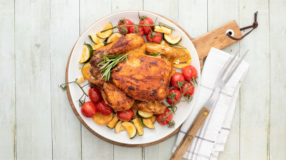Ofen-Hähnchen mit Zucchini und Tomaten: So vielseitig kann die genussvolle Küche mit Geflügel sein. Foto: DJD/www.deutsches-geflügelde