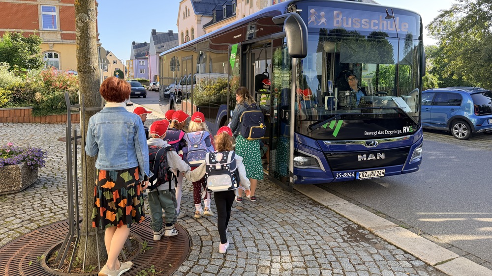 Erstklässler der Grundschule „An den Greifensteinen“ in Ehrenfriedersdorf während der Busschule. Foto: Ester/VMS
