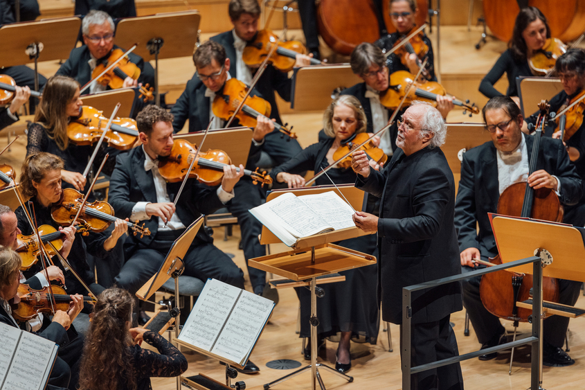 Sir Donald Runnicles mit der Dresdner Philharmonie  Copyright: Oliver Killig