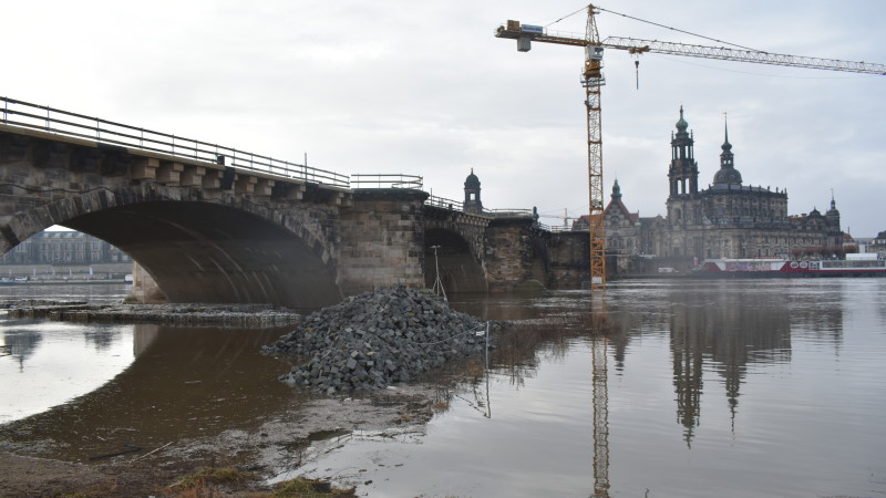Elbehochwasser überschwemmt Baustoffe und Lichtmasten der Augustusbrücke  Foto: MeiDresden.de