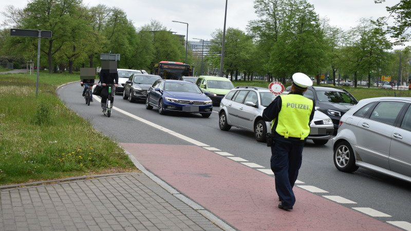 "Respekt durch Rücksicht" - Polizeikontrollen an Plätzen in der Innenstadt  Foto: © MeiDresden.de