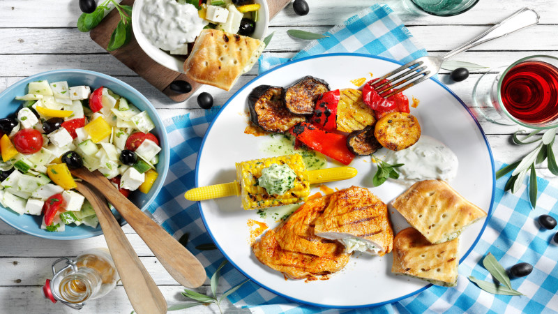 Ein kulinarisches Motto wie griechisch-mediterraner Grillgenuss sorgt für Vielfalt auf dem Rost. Foto: djd/bofrost