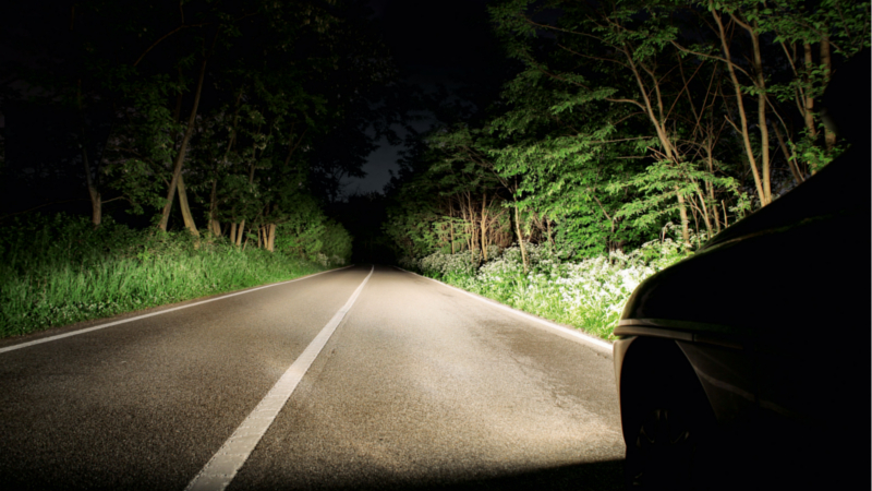Eine gute, eingestellte Beleuchtung bringt mehr Sicherheit bei allen Straßenverhältnissen. ©djd Robert Bosch