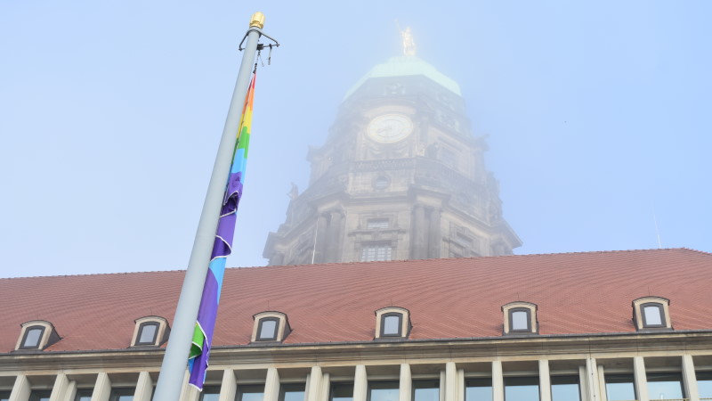 Regenbogenfahne weht am Dresdner Rathaus -   Foto: © MeiDresden.de/Mike Schiller
