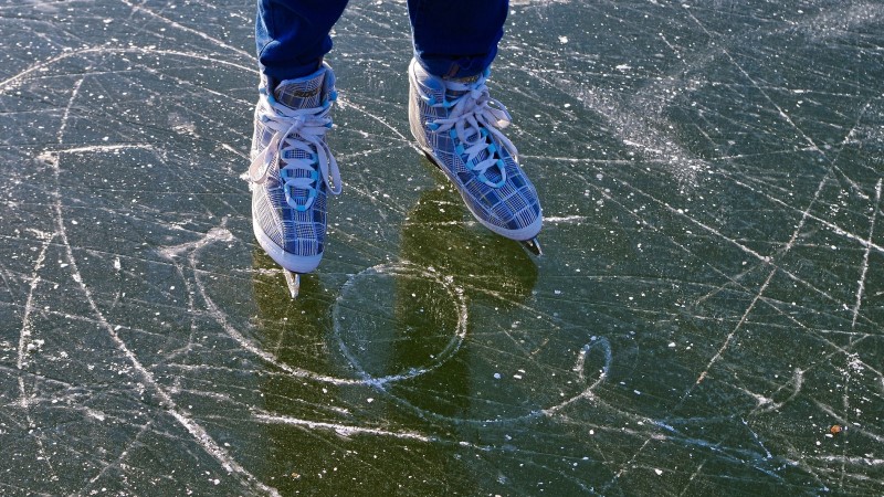 Sicher auf Kufen? Jetzt Eislaufkurse in der EnergieVerbund Arena buchen   Foto: Symbolfoto