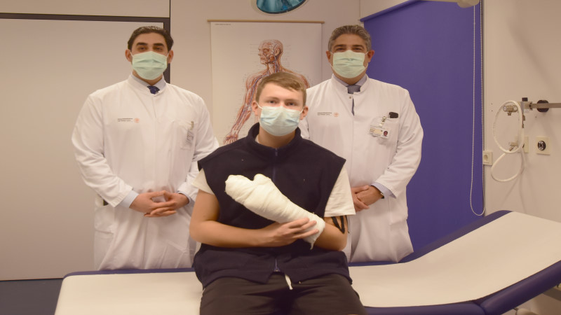 (v.l.n.r.) Dr. Seyed-Arash Alawi, Facharzt für Plastische und Handchirurgie hat als diensthabender Handchirurg Felix operiert. Prof. Adrian Dragu, Direktor für Plastische und Handchirurgie am OUPC befürchtet einen Nachholeffekt bei der Silvester-Knallerei mit einem Anstieg schwerster Handverletzungen, welche die ohnehin die stark belastete  Krankenversorgung an ihre Kapazitätsgrenzen bringt. Foto: Uniklinikum Dresden / Holger Ostermeyer