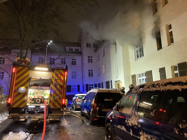 © Feuerwehr Dresden Löschfahrzeug vor Brandobjekt