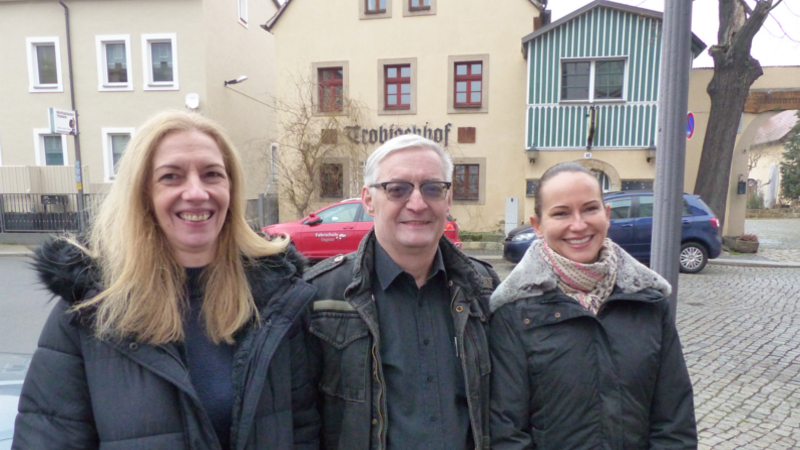 Das neue Lindenschänke-im-Trobischhof-Team v.l.n.r. Andrea (52) und Uwe Engert (60) mit Stefanie Dietmann (40) ©meeco Communication Services