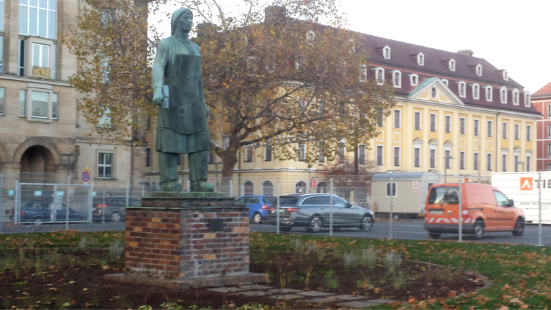 Dresdner "Trümmerfrau" kurz vor der Restaurierung,seit Mittwoch steht Sie wieder vor dem Rathaus ©MeiDresden.de 