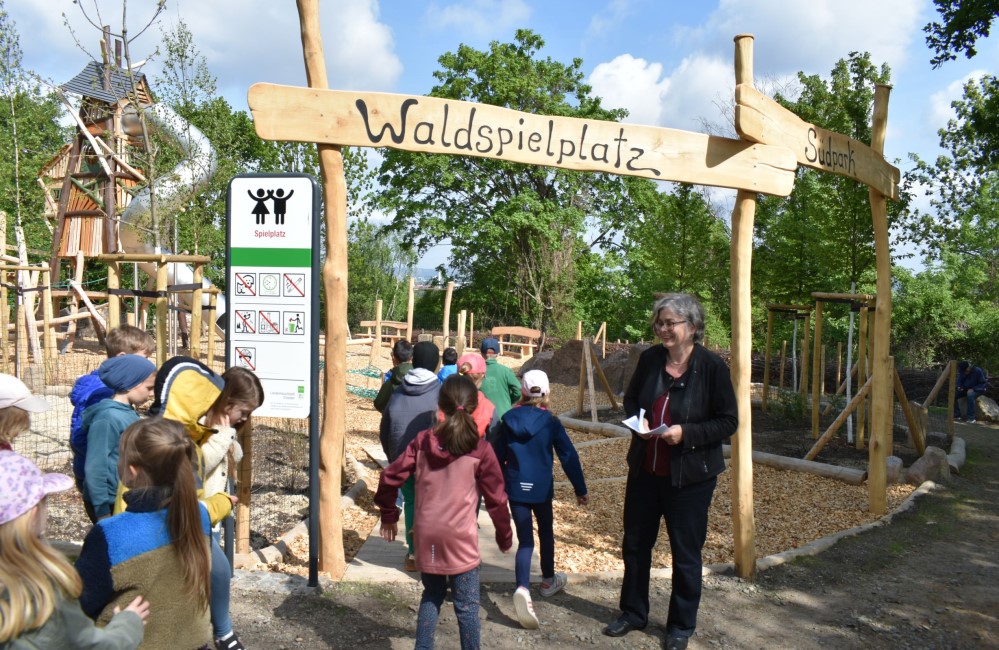 Kinter der Uni-Schule stürmten den neuen Spielplatz  Foto: © MeiDresden.de/Mike Schiller