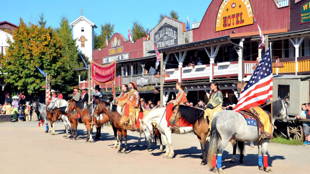 In der Westernstadt Pullman City Harz erleben Besucher actionreiche Shows mit Pferden, Bisons und Longhorns. Foto: DJD/Stadt Oberharz am Brocken/Westernstadt Pullman City Harz