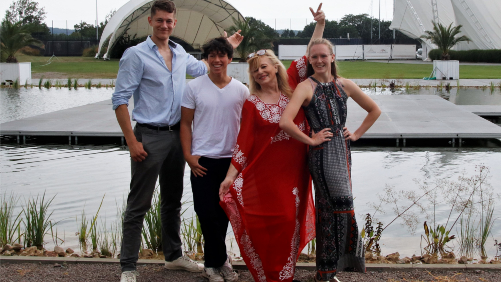 Sie stehen für die 3 Genossenschaftstage:  Gustav und Juan von „Ehrenlos“ (DJs und Partymacher am 12.8., „Wilde Herzen“ am Ostra-Dome )  Bauchtanzlehrerin Marjam , (10.8. Seniorentag am Neumarkt)  Natalie Trotzki (mit Kreativangeboten am 30.7. beim Familientag am Ostra-Dome) ½PR