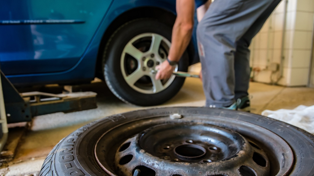 Räderwechsel im warmen Oktober: Wann ist die beste Zeit die Winterräder zu montieren? ©Hannes Edlinger (Pixabay)