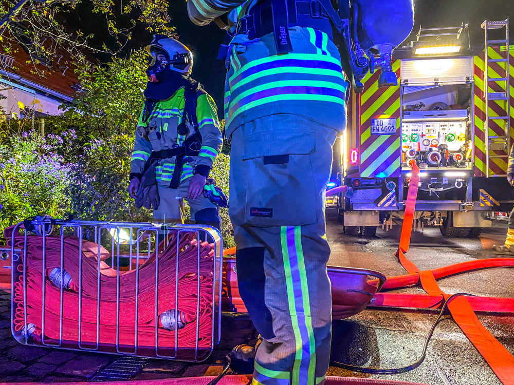 © Feuerwehr Dresden Symbolbild: Einsatzkräfte stehen an der Einsatzstelle und bereiten den Löschangriff vor.