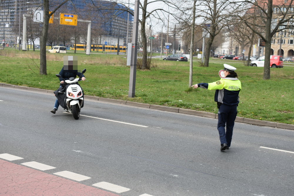 Polizeikontrolle auf der St. Petersburger Straße  © MeiDresden.de