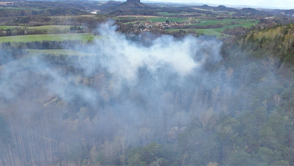 Mit der Wärmebilddrohne konnten Mitarbeiter der Nationalparkwacht von Sachsenforst die Brandherde schnell lokalisieren und die Feuerwehr bei der Organisation der Brandbekämpfung unterstützen. Am Boden unterstützten die Ranger mit Löschrucksäcken und Waldbrandhacken, um die schnelle Ausbreitung des Feuers insbesondere am Fuß der Felsen zu verhindern. ©A. Nowak