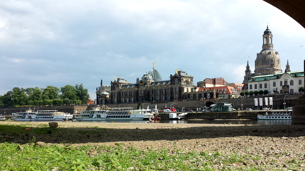 Die Brühlsche Terrasse, auch der Balkon Europas genannt vom Königsufer unterhalb der Augustusbrücke gesehen ©MeiDresden.de