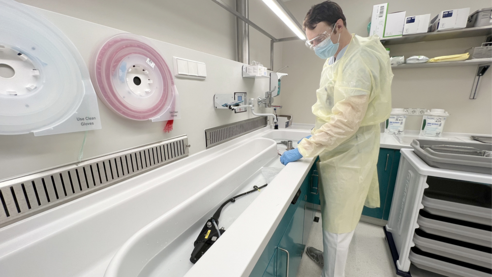 Maik Wenke, Bereichsleiter Funktionsdiagnostik, reinigt eines der Endoskope vor. © Krankenhaus St. Joseph-Stift Dresden
