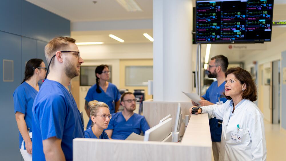 Prof. Thea Koch, Direktorin der Klinik für Anästhesiologie und Intensivtherapie, hat mit ihrem ITS-Team ein Projekt entwickelt, das durch verbesserte Kommunikation für mehr Patientensicherheit sorgen soll. Foto: UKD/Lassig
