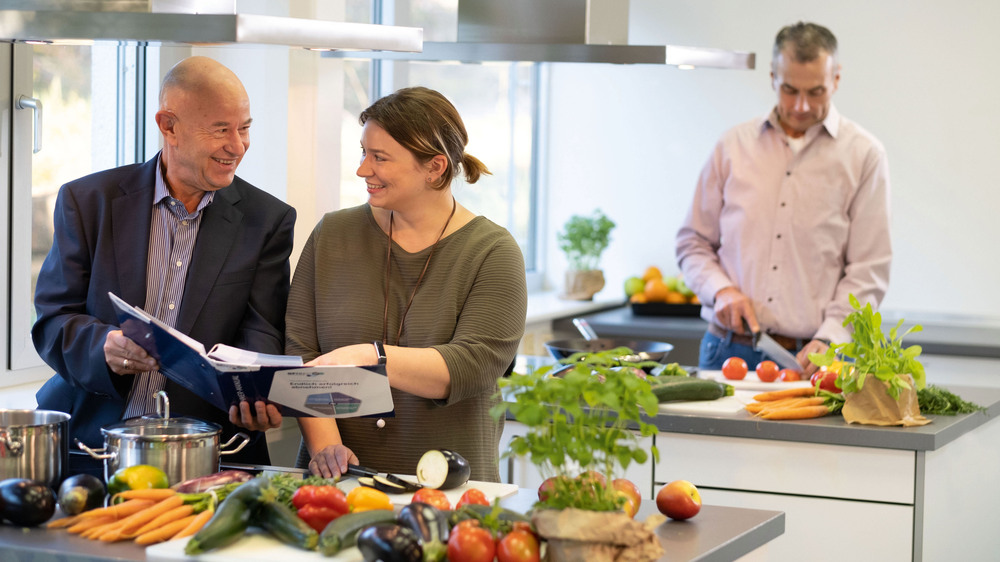 Im Rahmen der medizinischen Betreuung werden die Teilnehmerinnen und Teilnehmer des 52-Wochen-Programms auch in Ernährungsfragen von Expertinnen und Experten begleitet. Foto: DJD/Optifast