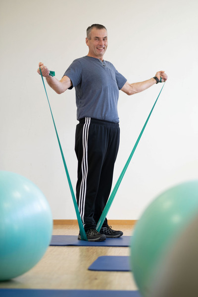 Das 52-Wochen-Programm basiert als interdisziplinärer Ansatz auf den Säulen Ernährung, Bewegung, Verhaltenstherapie und medizinische Begleitung. Foto: DJD/Optifast