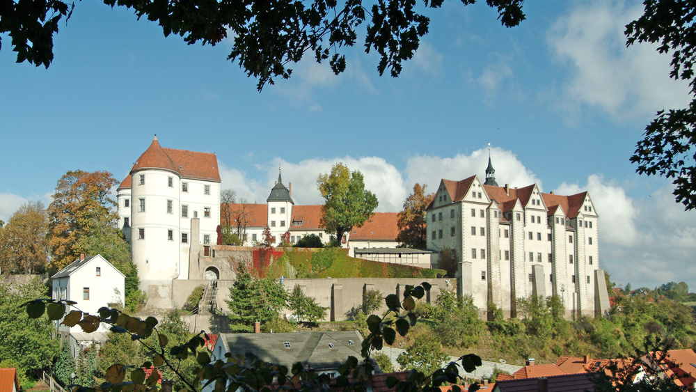 Auf einem Felsvorsprung thront das Schloss Nossen über der gleichnamigen Stadt Nossen. © Herbert Boswank