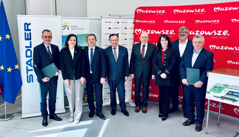 (v.l.n.r.): Arkadiusz Świerkot, Vorstandsmitglied von Stadler Polska; Katarzyna Smyk, Direktorin der Vertretung der Europäischen Kommission in Polen; Radosław Banach, Vorstandsvorsitzender von Stadler Polska; Adam Struzik, Regierungsvorsitzender der Woiwodschaft Masowien; Waldemar Kuliński, Sekretär der Woiwodschaft Masowien und Vorsitzender des Aufsichtsrats von Koleje Mazowieckie; Janina Ewa Orzełowska, Vorstandsmitglied der Woiwodschaft Masowien; Robert Stępień, Vorstandsvorsitzender der Koleje Mazowieckie; Czesław Sulima, Vorstandsmitglied der Koleje Mazowieckie.   Foto: Stadler Rail Group 