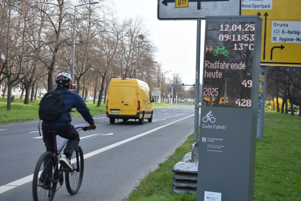 2.04.2025 Richtung Pirnaischer Platz - 09:32 Uhr - Am Tag bisher selber 62 - Seit Eröffnung 389 Radfahrer   Foto: © MeiDresden.de/Mike Schiller