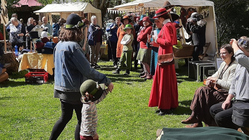Das familienfreundliche Wollfest im schönen Garten des NationalparkZentrums Bad Schandau bietet neben viel fantasievollem Kunsthandwerk auch Livemusik und stündlich Aufführungen oder besondere Präsentationen wie eine kommentierte Schafschur, Modenschau, Puppenspiel und als besonderes Highlight zwei Auftritte von Schauspielern aus dem Ensemble der Landesbühne Sachsen, einem von 51 Nationalparkpartnern. Foto: P. Bouška 