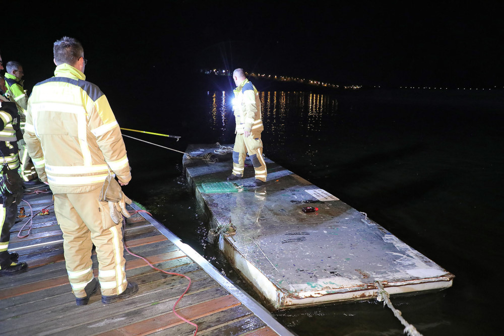 © Roland Halkasch Das Ponton wurde an der Anlegestelle Cotta gesichert