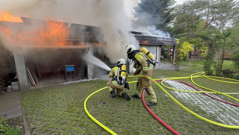 © Feuerwehr Dresden     Das Dach stand beim Eintreffen der Feuerwehr im Vollbrand.